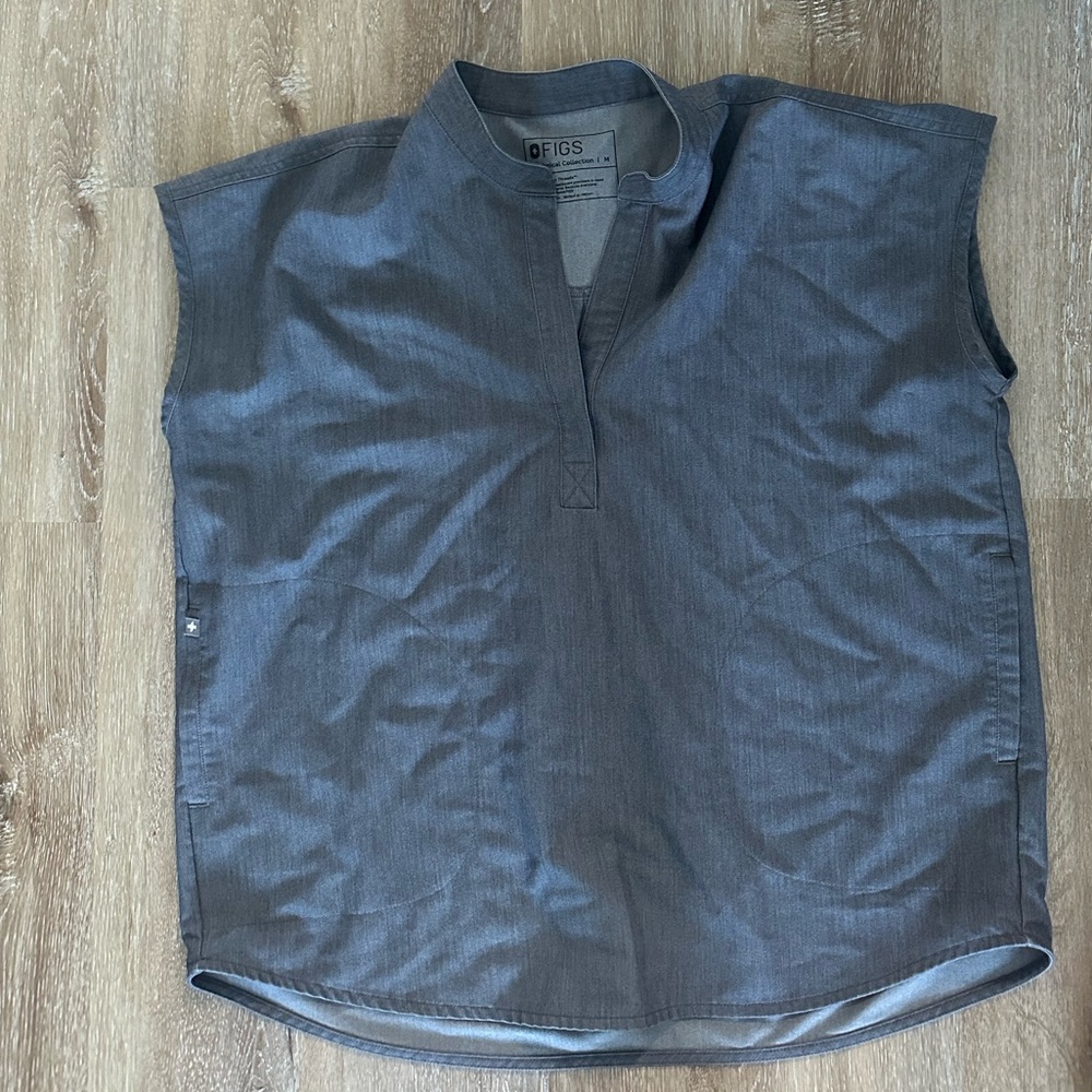 Size medium Figs Raphaela oversized scrub top